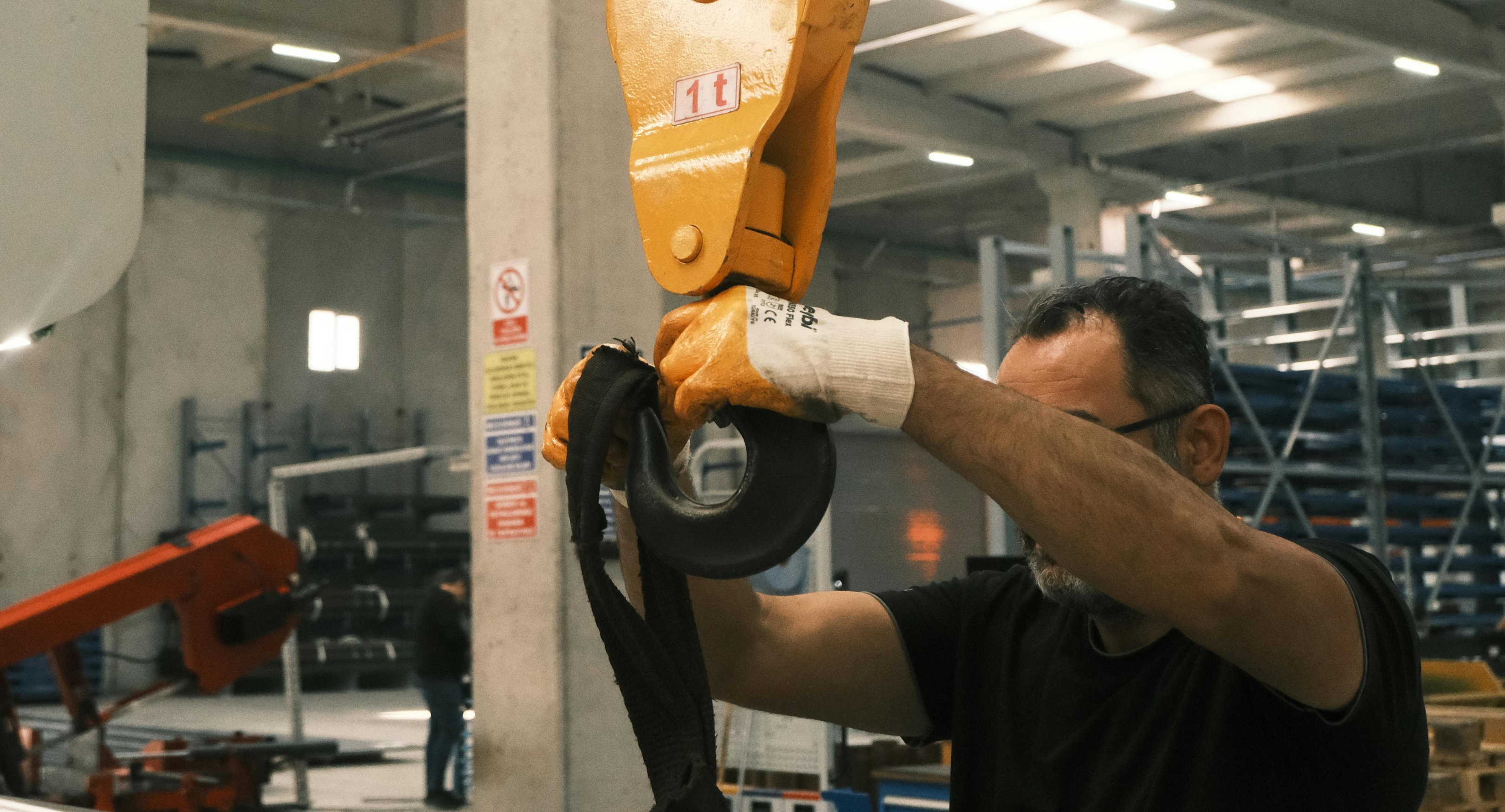 Mechanic loading crane